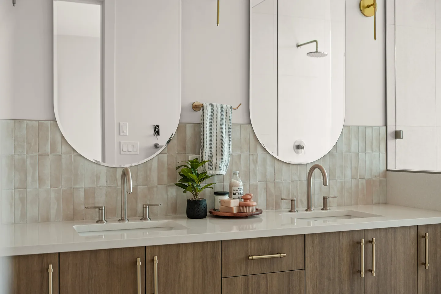 Ensuite double vanity with arched mirrors